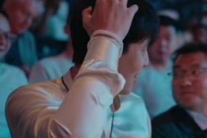 杨瀚森得知自己被选中后诧异挠头&紧张搓手&穿上外套竟忘记翻衣领